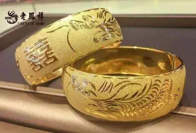 周大福金镯周生生,周大福传承手镯限量版龙凤镯