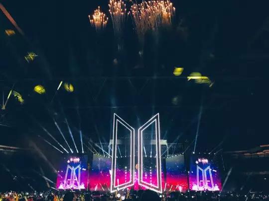 他们征服了这被世人铭记的传奇音乐圣殿，再次创造K-pop新历史