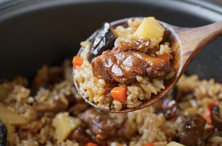 香菇焖鸡盖饭怎么做,香菇滑鸡焖饭暖暖的味道