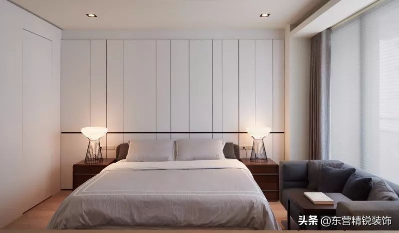 主卧背景墙护墙板装修效果图大全,100平方现代轻奢护墙板装修多少钱