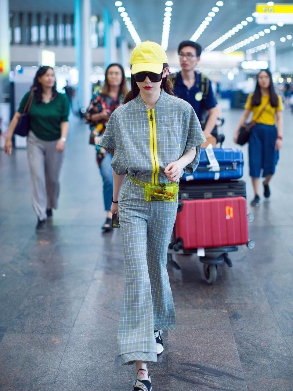 今年最火的斜挎腰包,腰包该怎么搭配