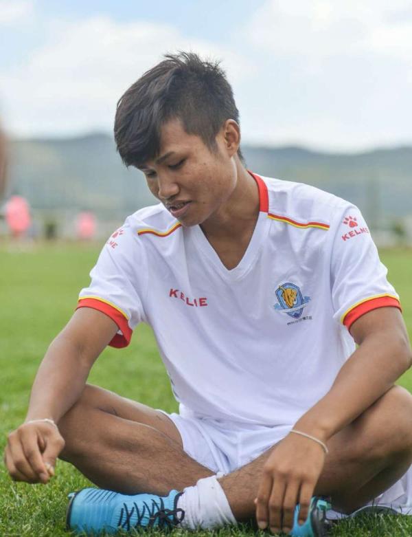 武磊14岁首秀,水里踢球男孩青训