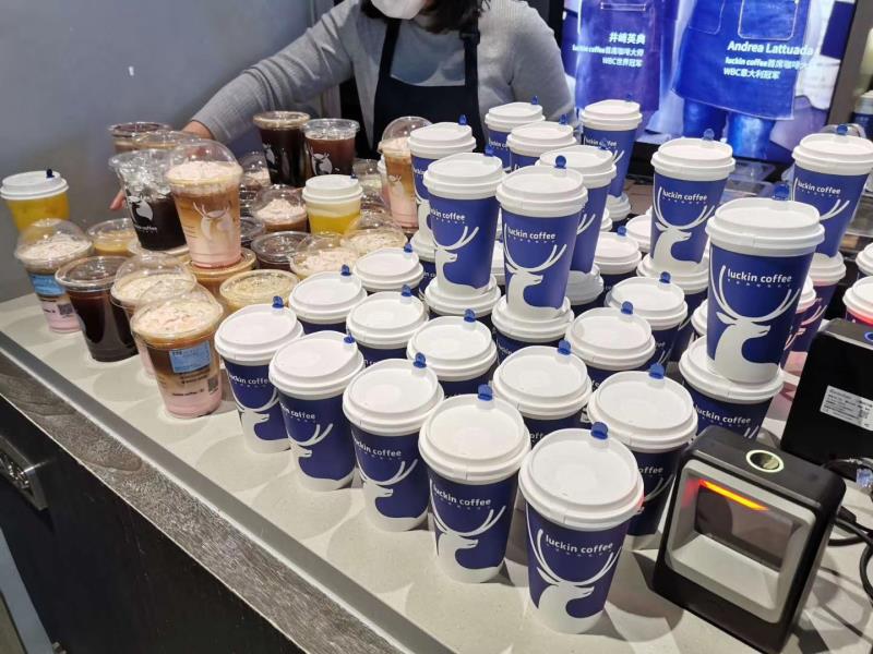 瑞幸咖啡董事长发声，APP、小程序崩溃：大爷大妈都来门店薅羊毛