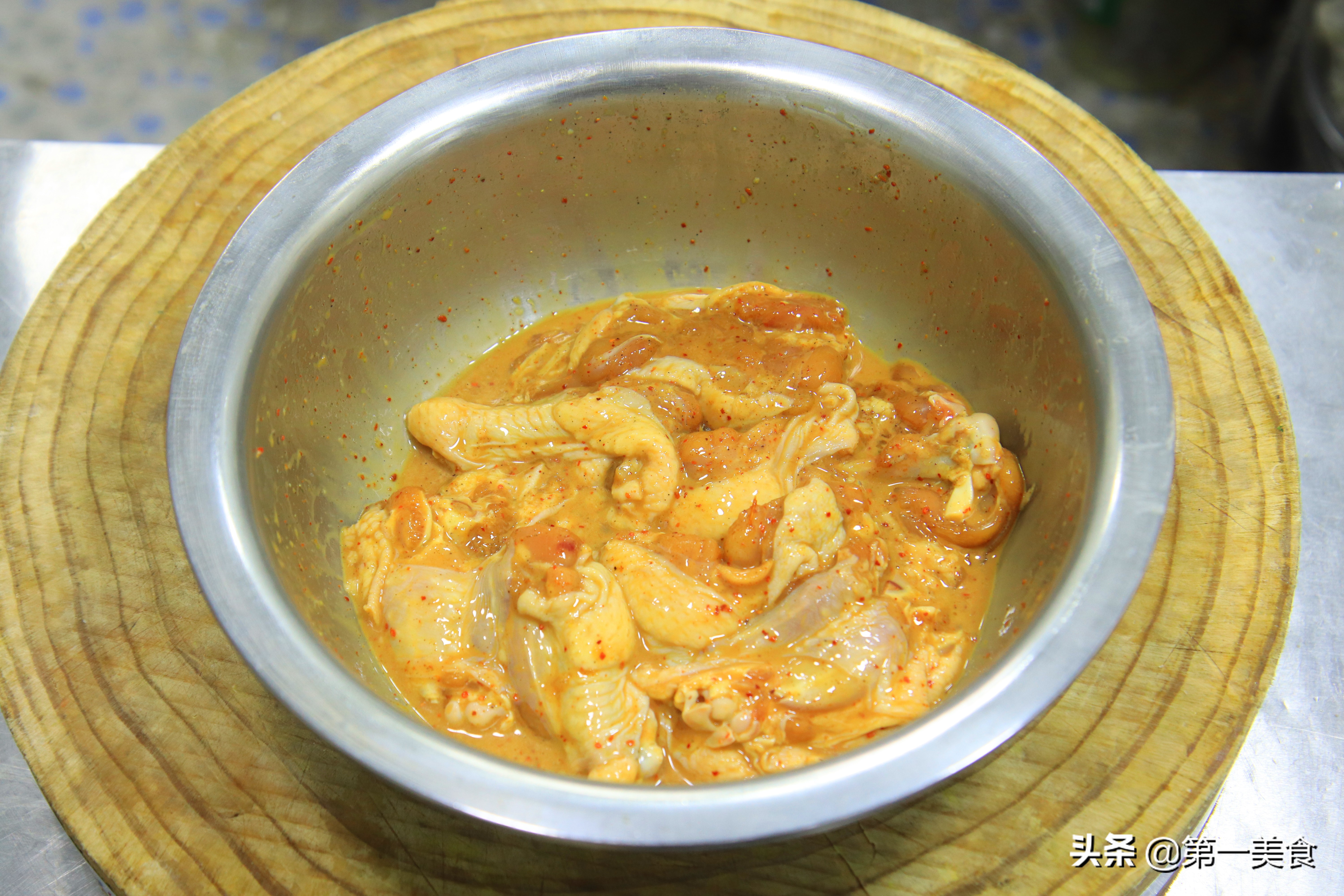 鸡翅裹上20层面包糠吃了,鸡翅怎样很好的裹上面包糠