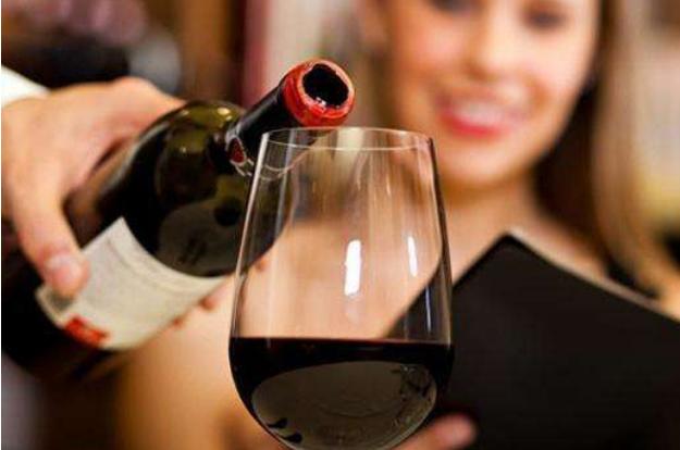 怎么辨别瓶内的红酒真假,真假红酒如何鉴别