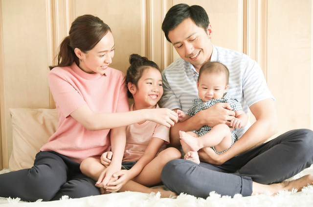 “说！那个女的是谁！？”“我公司刚招聘的一个员工……”其三