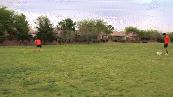 足球转身踢球训练方法,足球拉球转身过人教学