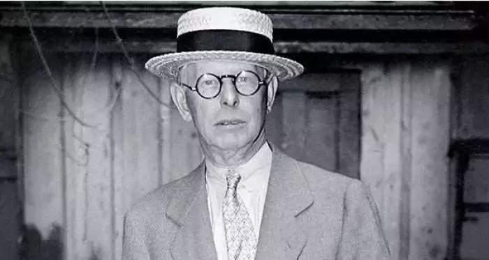 十年时间，从千亿身价到举枪自饮，他做空了自己