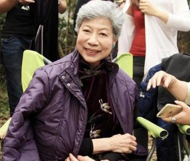 还记得“神婆专业户”罗兰吗?85岁的她如今过得怎么样