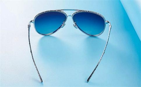 如何配适合自己的眼镜框,脸型凹凸适合戴什么眼镜框好看