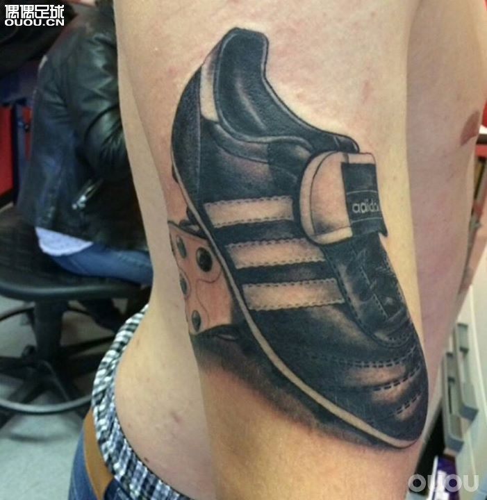 怎样选择适合自己的足球鞋,如何选择适合脚型的足球鞋