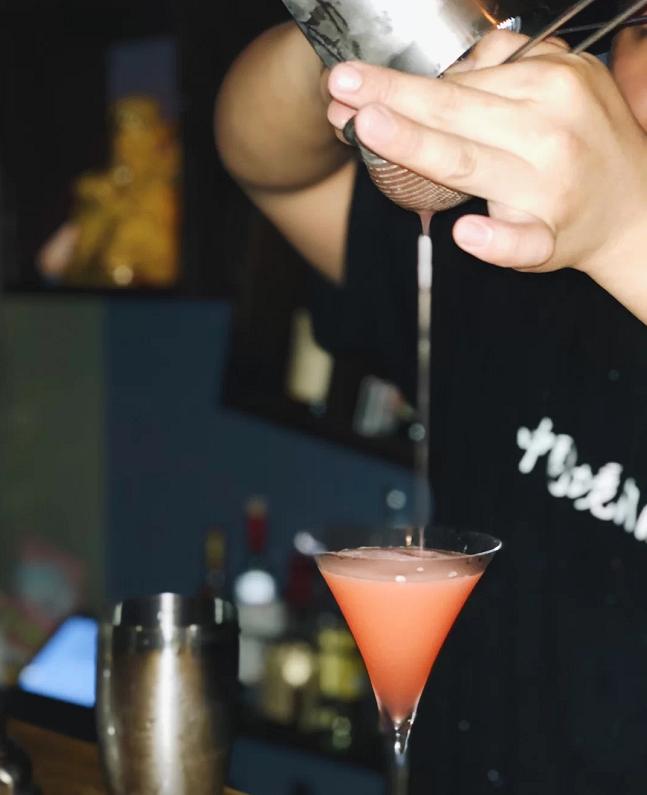 炎热的夏天,社畜需要一个安静的小酒馆