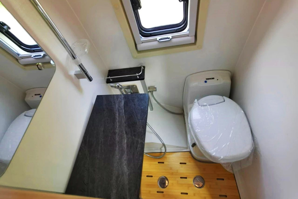 卫航定制版b型房车,卫航房车最新款大通v90后双轮b型