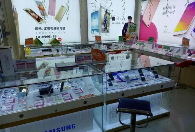 专卖店买手机和普通店什么区别,专卖店和网上买的有差别吗