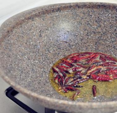 黄鳝身上的粘液要不要清洗干净,黄鳝在烹调中正确去除粘液的方法