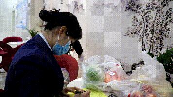 小区疫情防治不能岀门，买菜怎么办，物业帮你