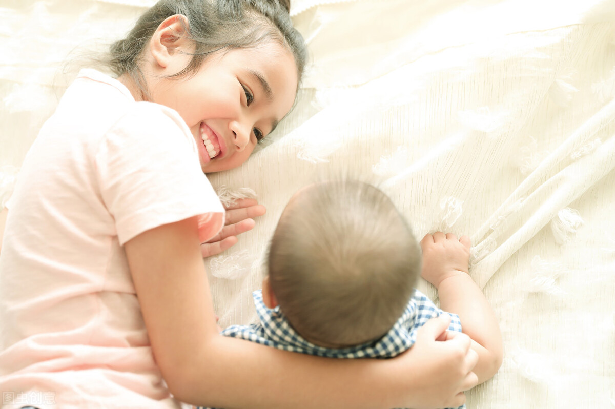 我翻了6千条评论，找了38个故事，为你呈现真实的中国姐弟关系