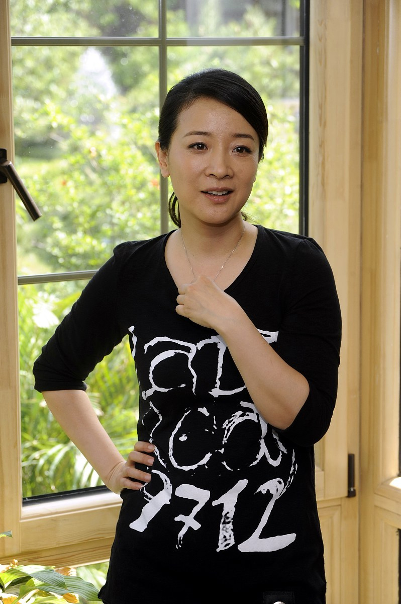 陈小艺大红裙图片,陈小艺穿什么衣服好看