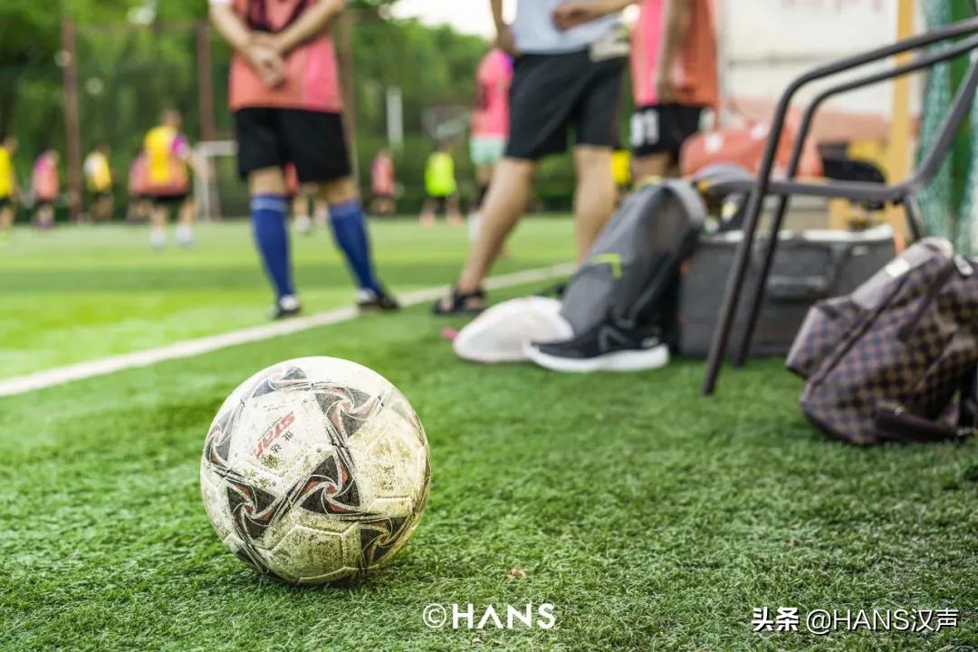 你在武汉球场边吼一嗓，就会认识一位带头大哥