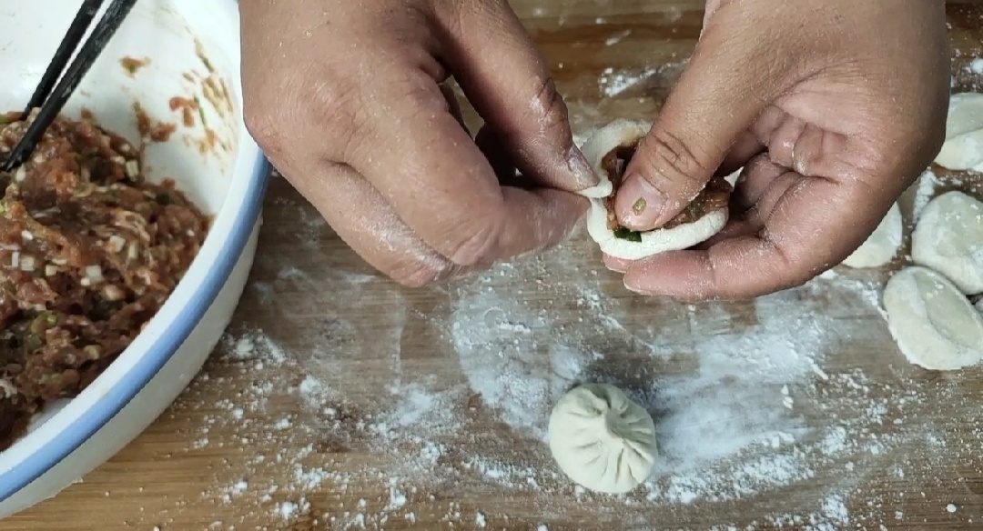 双擀面杖擀小笼包皮教程,小笼包现做现蒸的方法