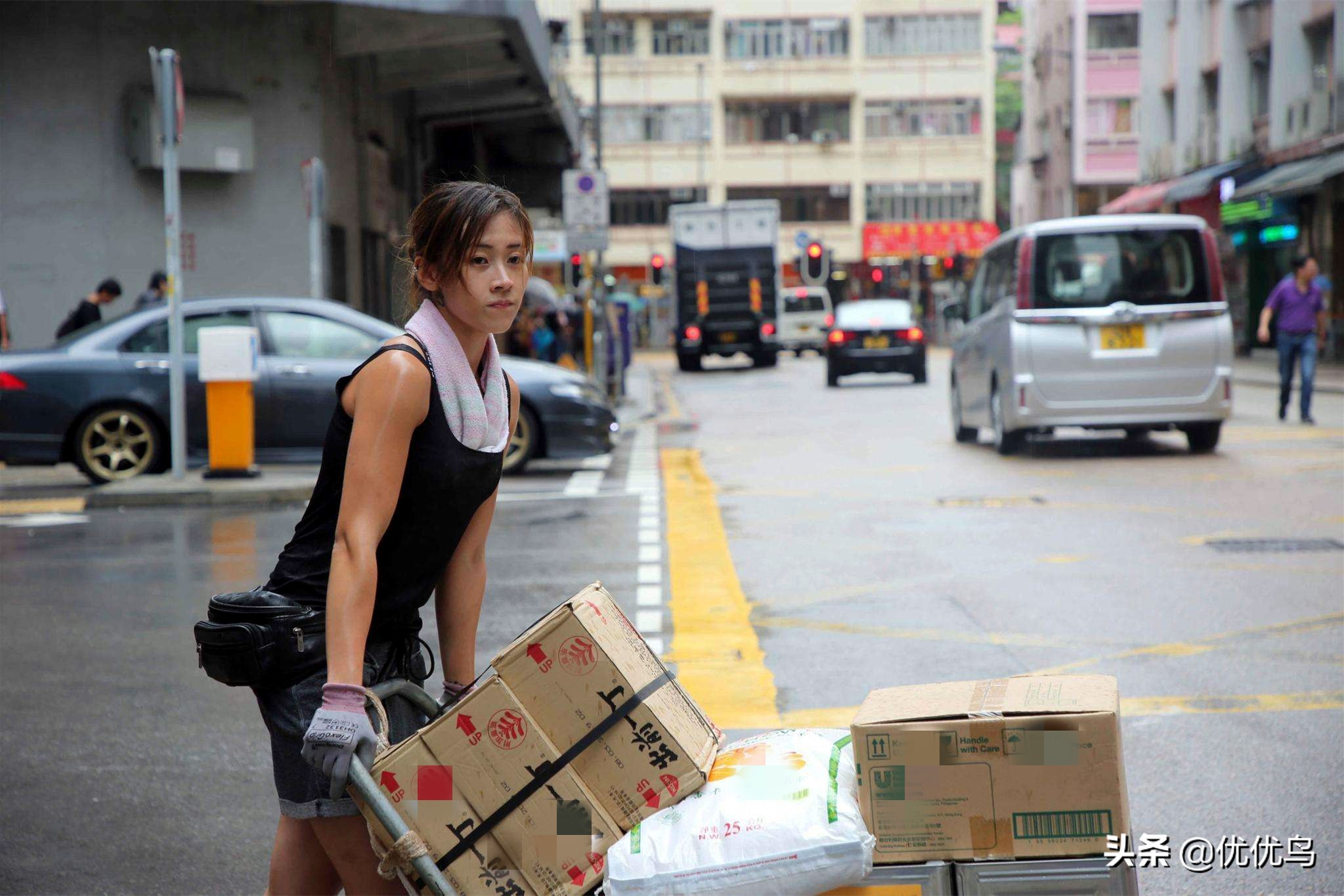 摆摊卖干货的一个月能挣多少钱,创业摆摊一天赚500元