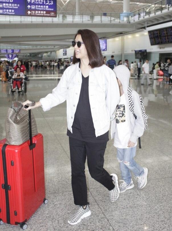 袁咏仪下了红毯穿搭,袁咏仪穿衣搭配