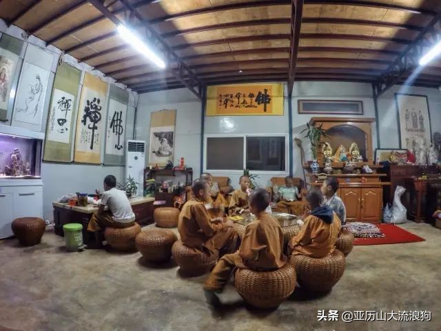 中缅边境的佛寺,旅途中遇到藏区僧人