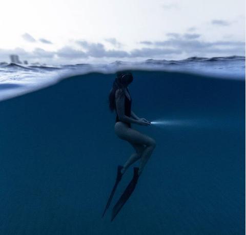 自由潜水水下痛苦憋气,自由潜水比水肺安全吗