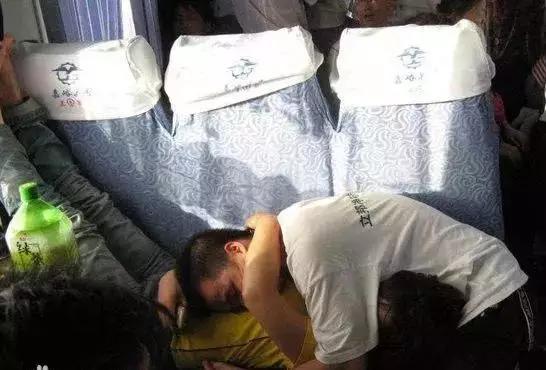 火车硬座最舒服的位置,火车硬座什么坐姿最舒服