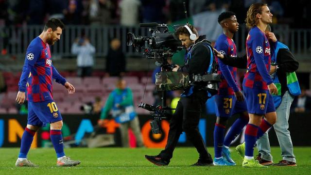 巴萨球员边线摔倒给对方红牌,巴萨球员摔倒完整视频