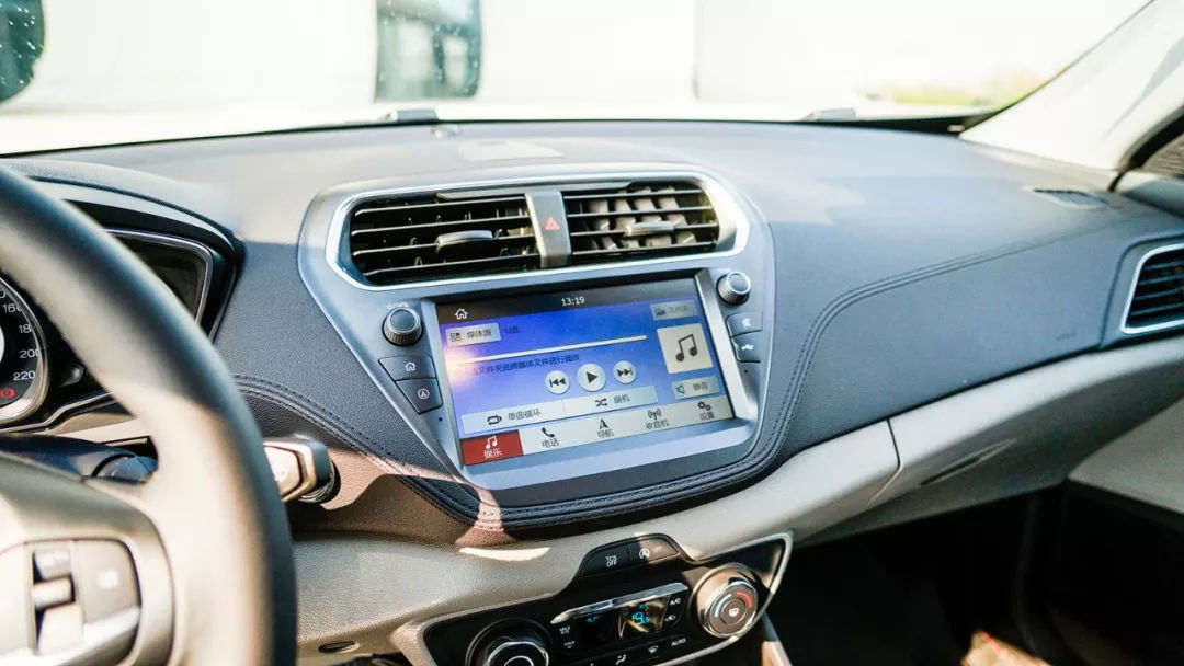 福特新款福睿斯实拍曝光颜值提升,长安福特福睿斯性能测试