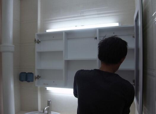 半开放式卫生间用什么镜柜,卫生间挂墙镜柜选什么材质的好