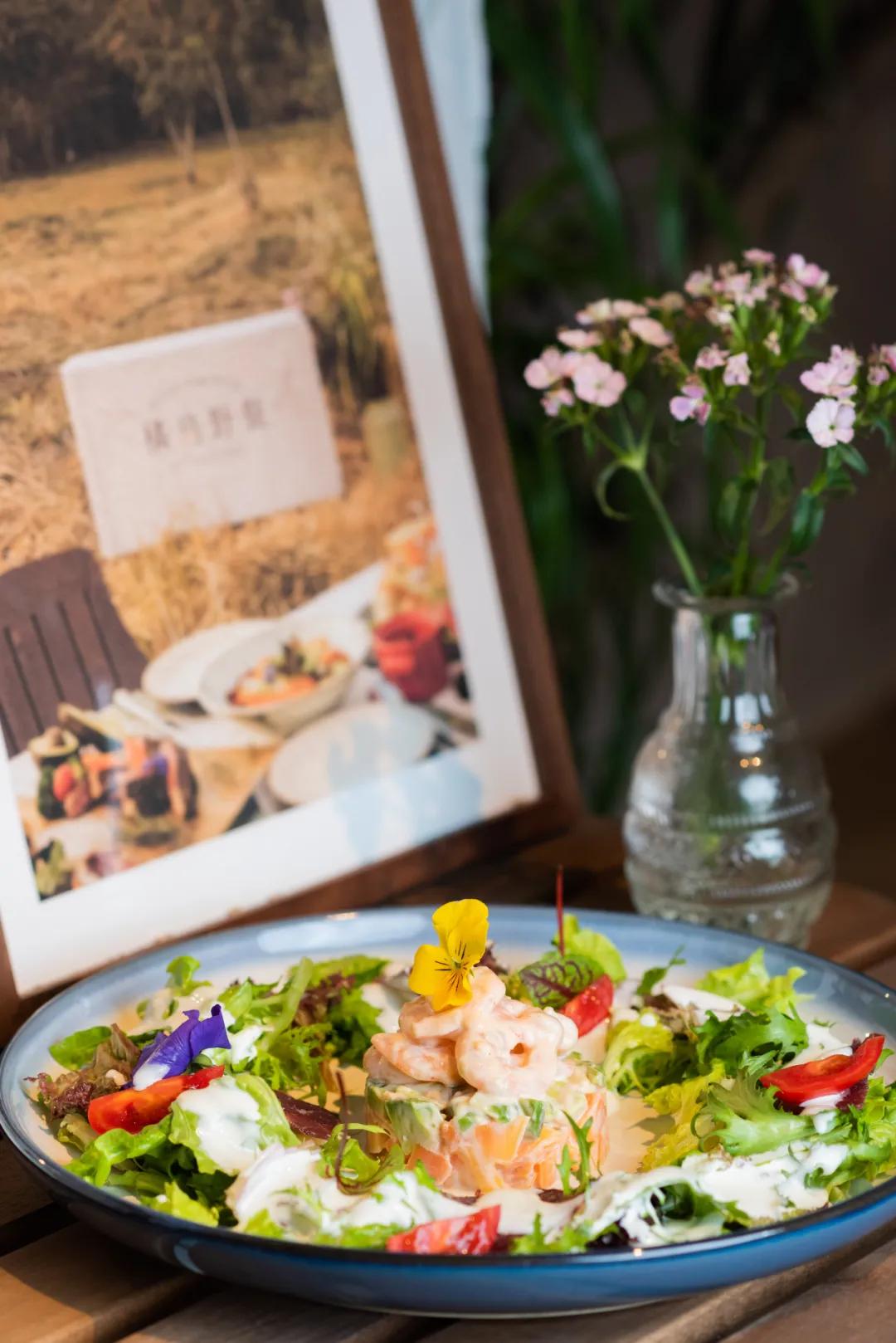 之心城这家餐厅堪称“西餐界CHANEL”,小姐姐们都抢着去