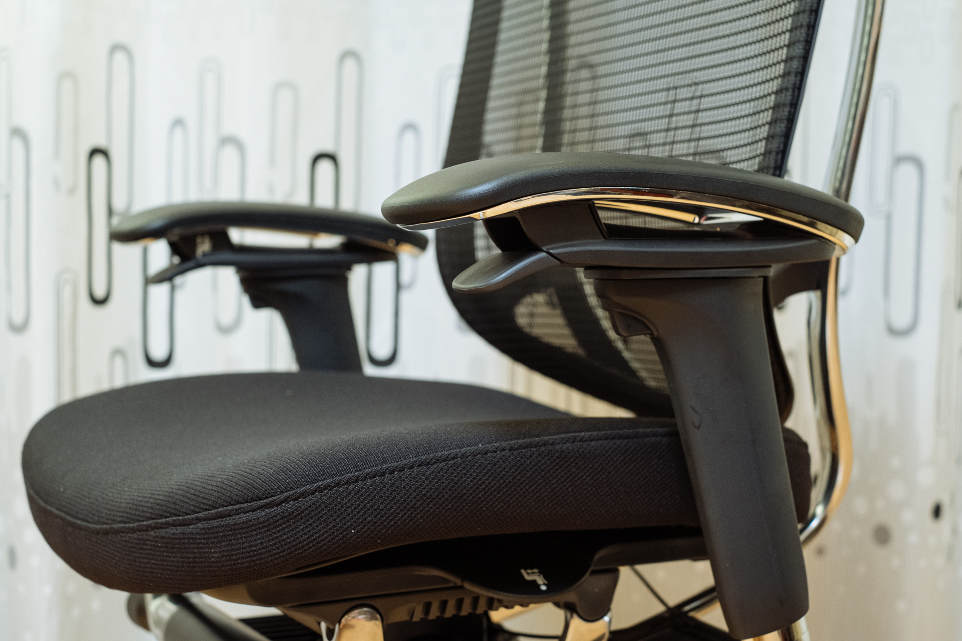 冈村电脑椅测评,冈村contessa一代和二代