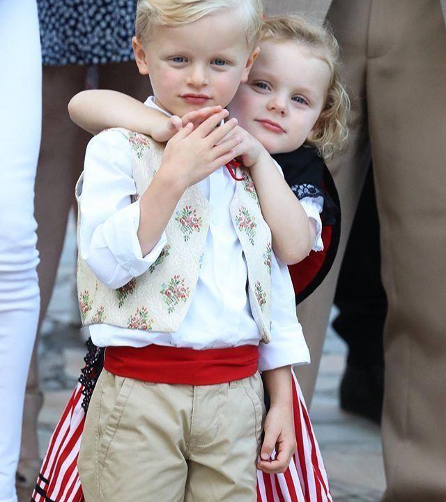 摩纳哥小王子敬礼萌翻了！5岁穿制服模仿老爸，金发碧眼摆厌世脸