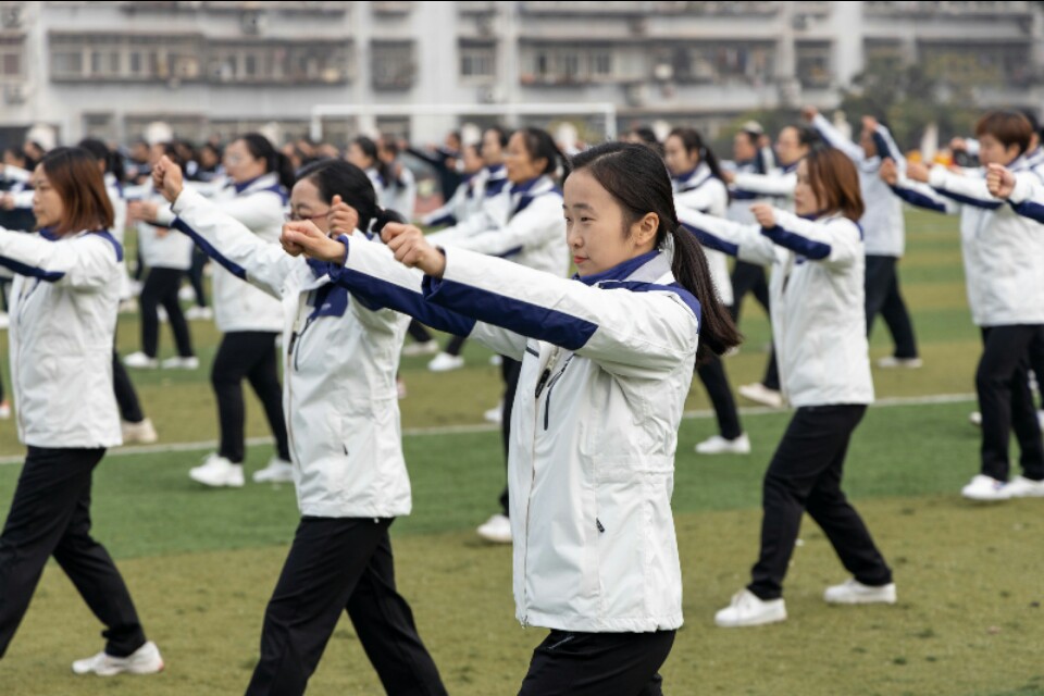 学校运动会班级解说词80字,学校运动会介绍简短英语