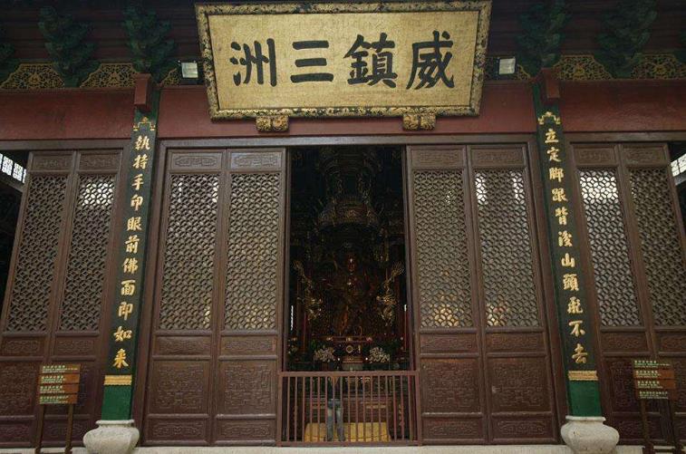 这些方丈和大夫们，您知道自己大门上的对联挂反了吗？