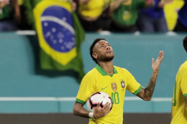 内马尔回归巴西第三轮,时隔3年内马尔任意球再次破门