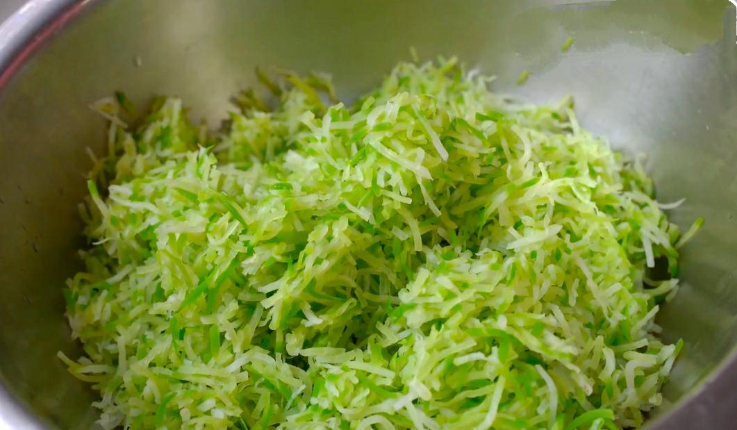 萝卜包子素馅儿最好吃的做法,萝卜肉包子馅的最简单的做法