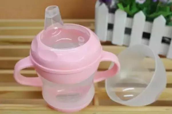 长期使用奶瓶引起的嘴唇外翻图片,奶瓶用久了会龅牙吗