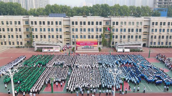 28年坚守初心用爱谱写教育梦想,坚持新时代爱国主义教育