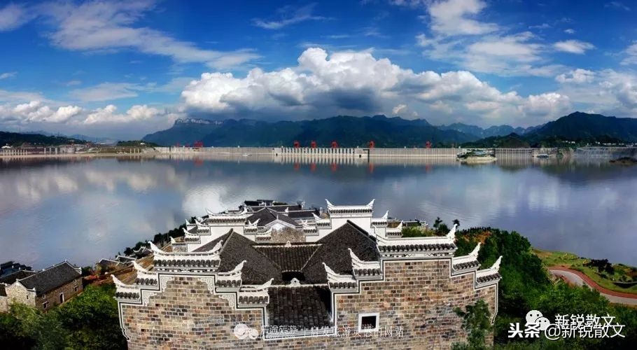 峡江人家的生存空间非常狭窄,但他们与自然高度和谐