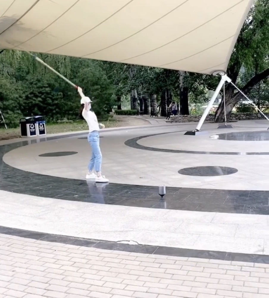 章泽天谈公园抽陀螺,章泽天教大爷抽陀螺