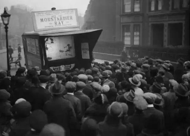 霍金站起来的照片,霍金站着