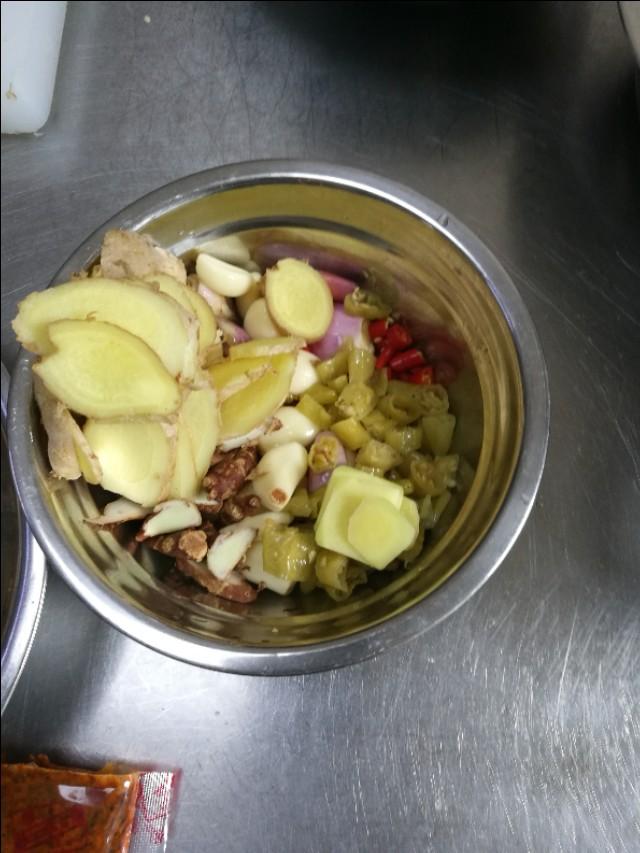 酸菜焖鸭子做法,酸菜鸭的做法大全家常菜