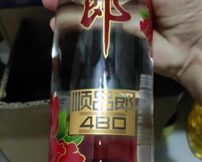 “躲在”街边小卖部的3款白酒，虽然廉价，却都是100%优级纯酿