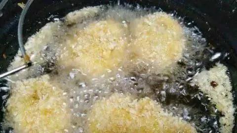 炸鸡腿怎么做酥脆好吃肯德基,比肯德基还好吃的炸鸡腿店视频