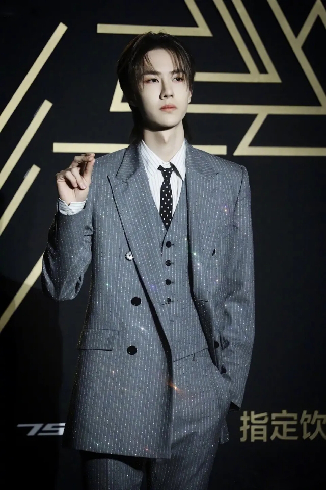 王一博的腹肌照片高清全部合集,王一博穿橙色运动装亮相