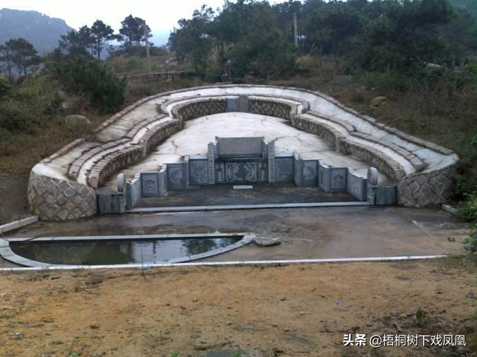 出殡的时候拿着一束花要紧么,出殡以后家门口放把刀