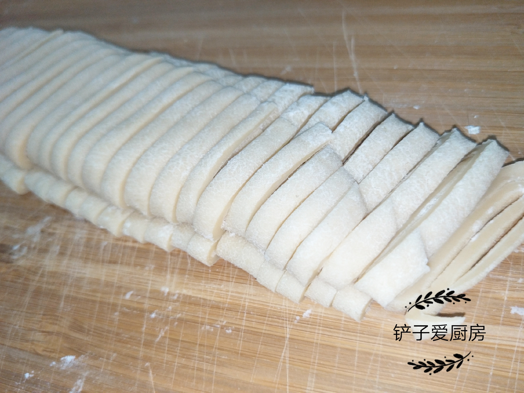 如何做手擀面筋道,擀面筋道的做法